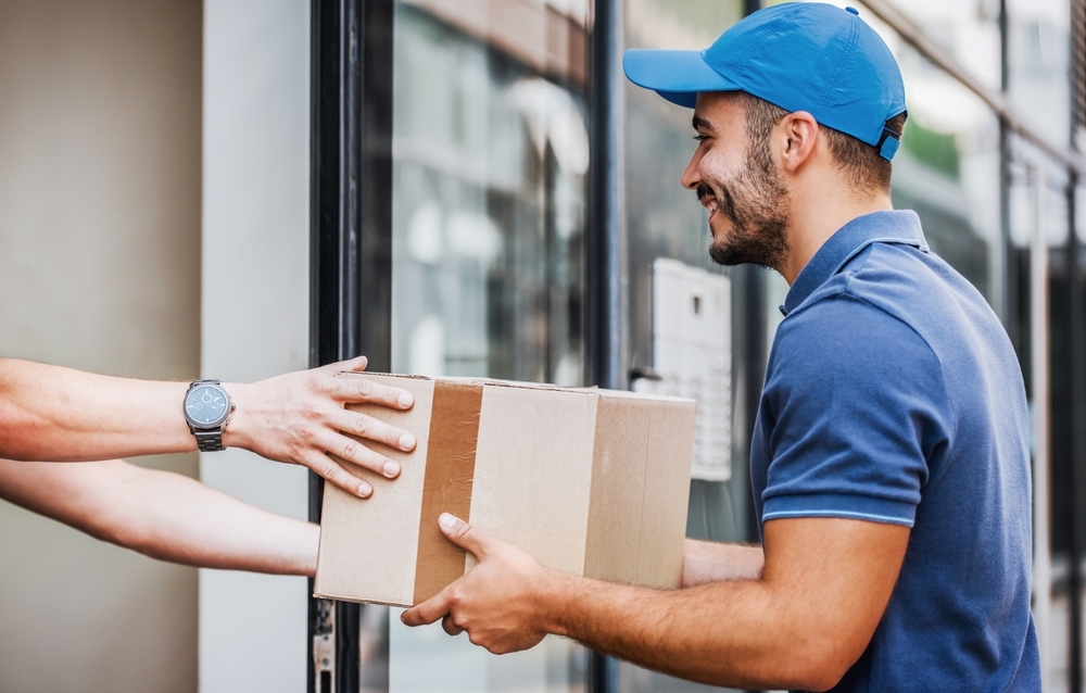 Chauffør leverer pakke til kunde ved kurerkørsel og expresstransport